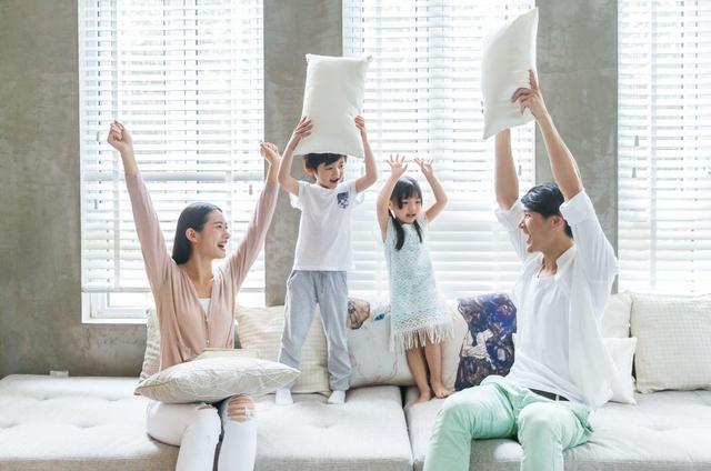 二胎|课本封面被改成三胎之家?家长发现槽点:笑容变了、玩具没了