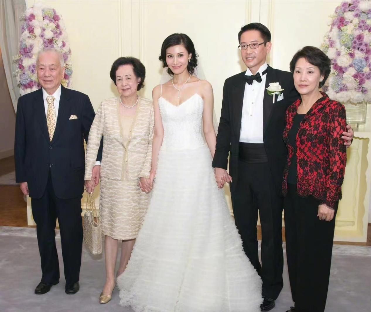 李嘉欣|李嘉欣生病也不忘爱美本性，面部浮肿姿态仍优雅，贵妇包袱不能丢