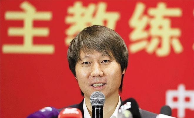 李铁就这么贪?国足厨师自曝:想进去做饭得先交10万,球员要300万