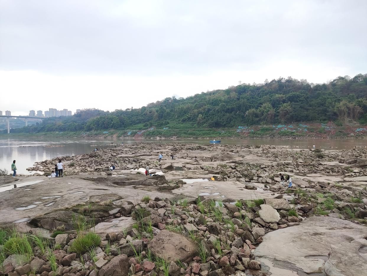 重庆|渝北嘉陵江畔乱石滩,怪石嶙峋凸凹不平,游客扎堆好闹热