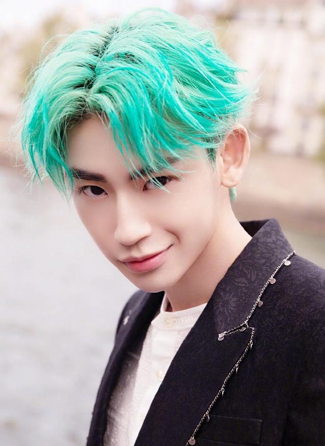 王琳凯|王琳凯晒全家福为母亲庆生，一家三口都是高颜值，庆生餐朴实无华接地气