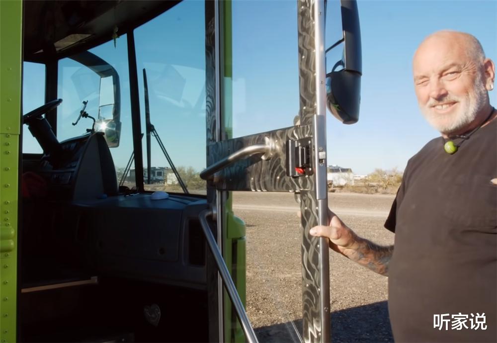 65岁老夫妻退休后积极乐观：将旧大巴改房车，住进23㎡蜗居中生活