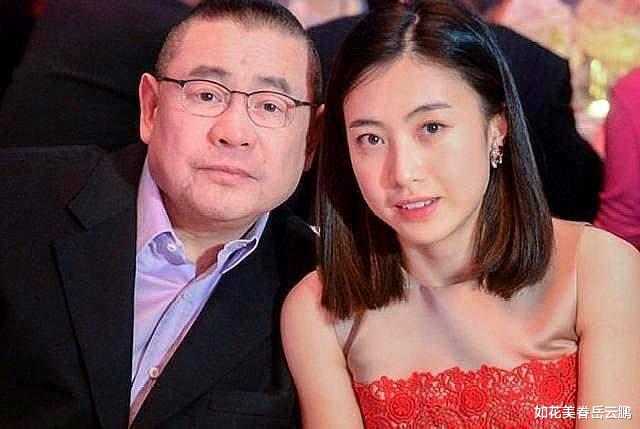 甘比|即使已嫁给刘銮雄,甘比的背却永远挺不直,网友:平时卑微惯了