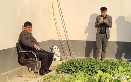 朱之文|儿子婚礼一推再推,商演至今还未恢复,大衣哥无奈倚靠墙根晒太阳