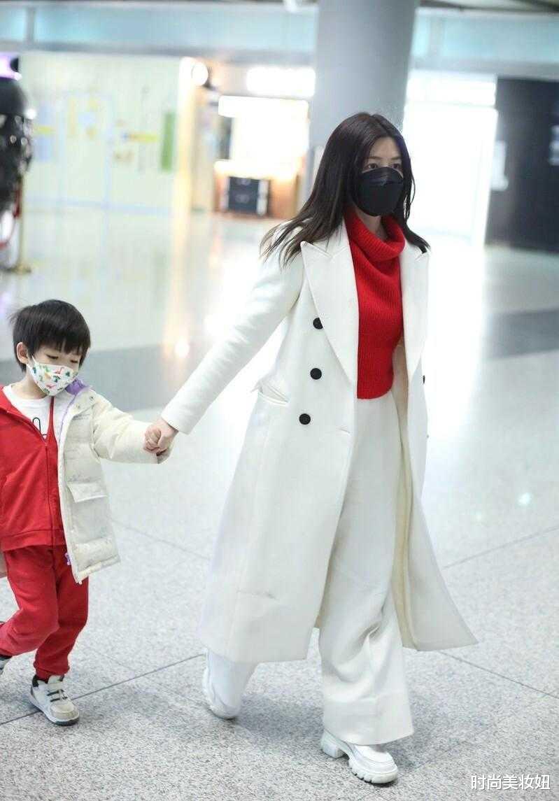 陈妍希|陈妍希带儿子小星星现身机场，穿白色大衣配阔腿裤，气质很高级