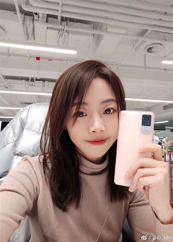 小米科技|最美小米手机新款曝光:超窄边单孔曲面屏+骁龙7系芯