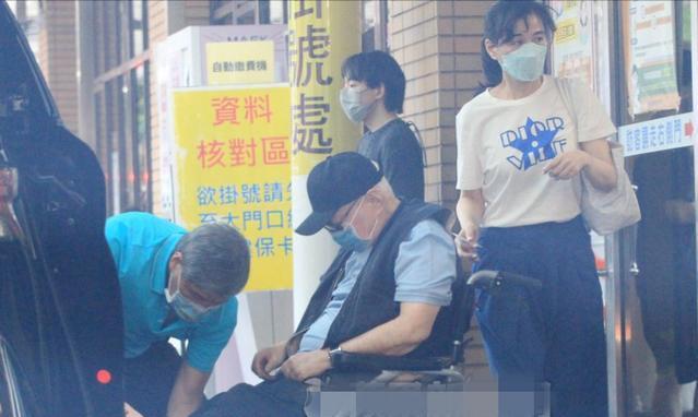 李靓蕾|李靓蕾妈妈错嫁工薪层后,陪同84岁富豪到医院被拍,两人关系亲密