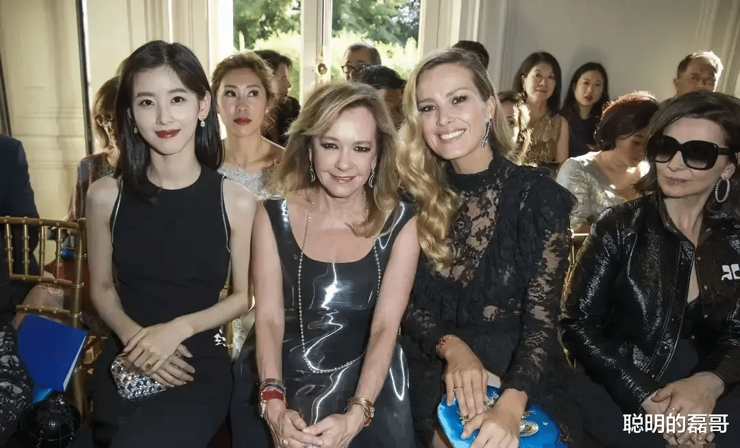 林彦俊|章泽天和国外富婆聚会!坐最边缘没存在感,化浓妆气场却不够,全程被比下去了