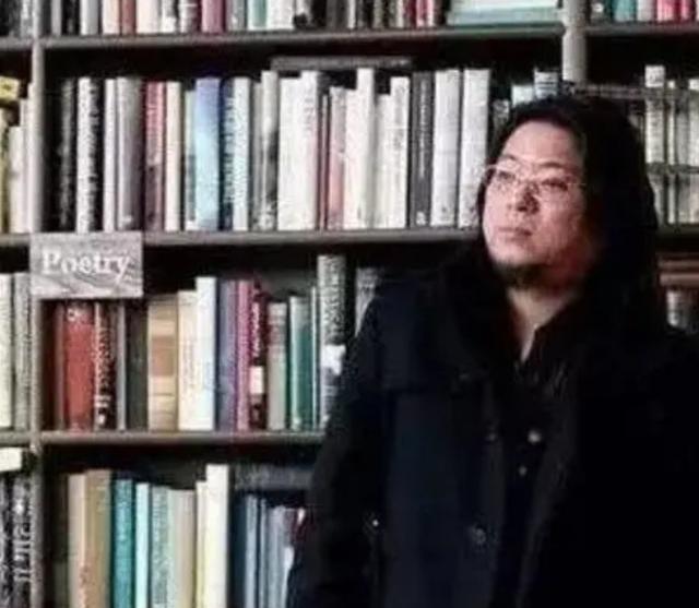 走进高晓松的家,室内墙壁都被书本塞满,不愧是被称为才子