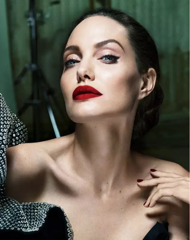 安吉丽娜·朱莉|出道狂野、叛逆、性感的好莱坞另类女星——朱莉