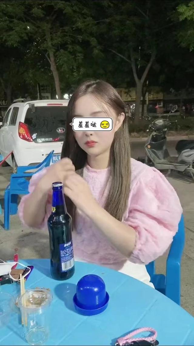 一女子用头发打开啤酒瓶的盖子,网友:酒场高手难灌醉,没机会了