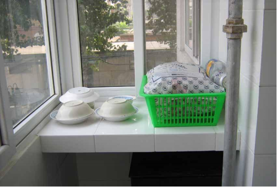 阳台拿来晾衣服太浪费了!我家阳台改成厨房,好用!邻居偷偷模仿