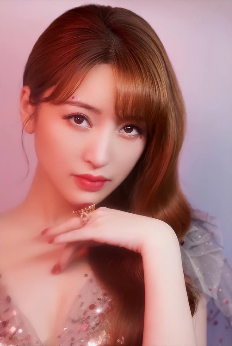 金莎|女星金莎路边上痛哭被拍!双手不停擦拭眼泪,鼻子通红令人心疼