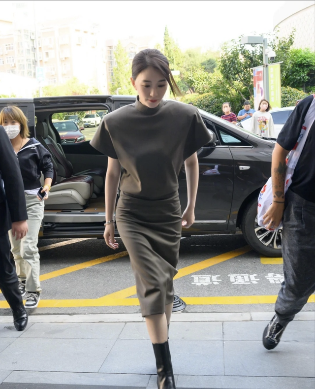 曾黎|46岁李小冉和曾黎近照曝光，依旧美艳动人，网友：保颜有秘方吗