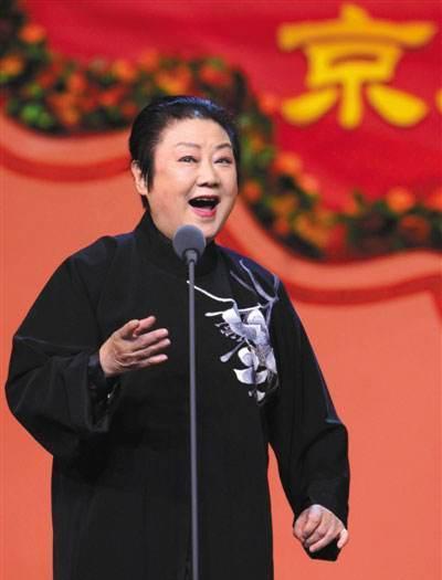 京剧|京剧名家李世济为什么备受质疑，只因其身段、水袖似乎是票友水平