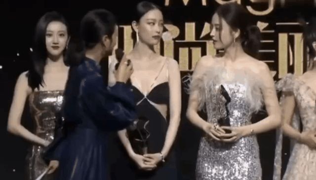 朱丹|41岁朱丹晒日常生活火了:在家遛娃做饭,日子过得悠闲自在,羡慕