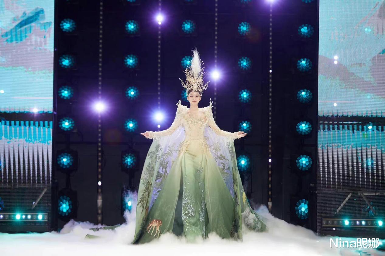 孙怡|孙怡成金鹰大赢家!穿10斤重礼服戴皇冠美成焦点,新造型彻底封神