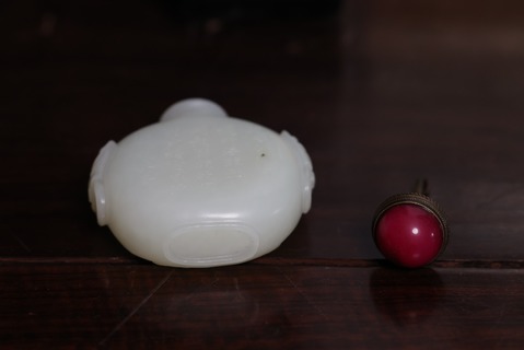 |和田玉籽料“洒金皮 松下高士图”鼻烟壶 .