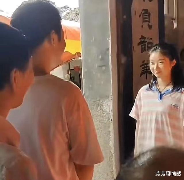 新人拜堂成亲，看到新娘衣服后，网友：不好好待她，全网不放过你