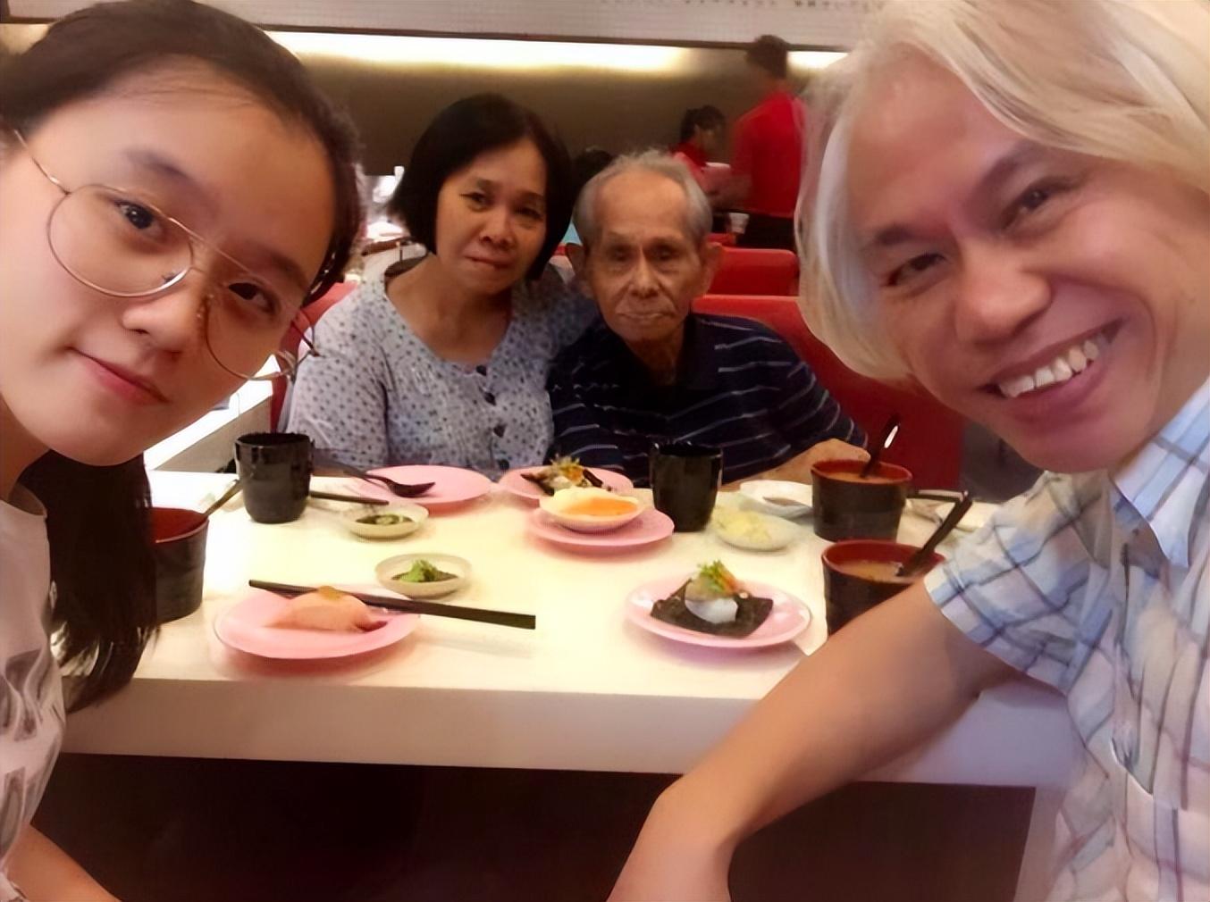 林靖恩|17岁恋上，56岁老大爷，不惜与娘家人闹掰，林靖恩李坤城已相爱十年