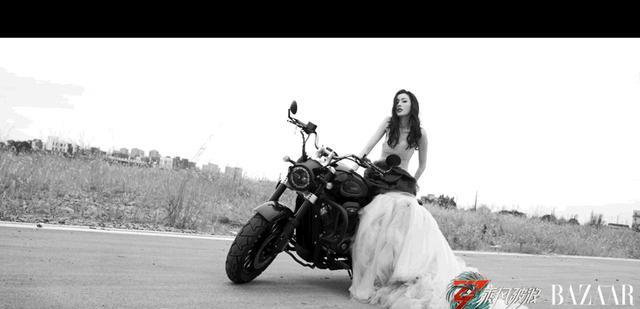 张天爱|张天爱一袭黑衣并且骑着机车出场,这是什么人间酷girl啊!