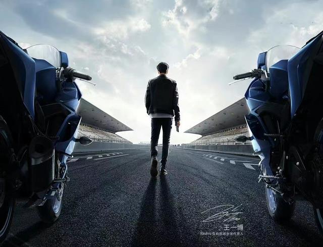 王一博|王一博发文为香奈儿宣传唯独没发自拍.网友：他只想让你看看新手机