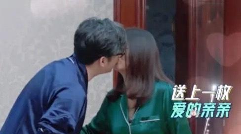 李湘王岳伦综艺节目官宣，两人当众亲吻秀恩爱，网友：假面夫妻