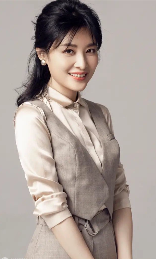 网络春晚|春晚三位女主持被批网红脸,三人清—色韩式鼻子,哪一个是真的?