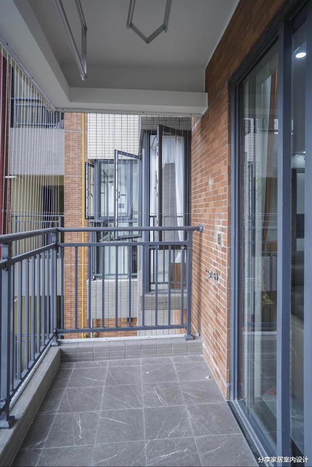 他家103平新房,墙面贴瓷砖很耐脏,厨房门两侧打柜子很实用!