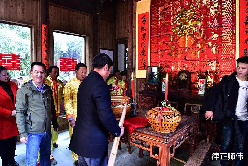 男子称登记结婚18天离婚,要求返还彩礼和首饰18万元,法院判了