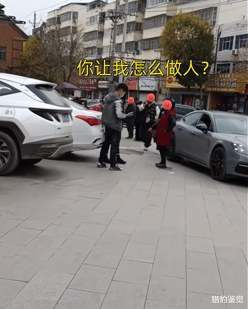 母亲偷偷拿女儿彩礼给儿子盖房,女子当街咆哮:你让我没脸见人