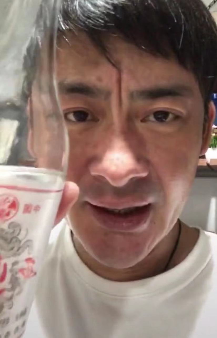 景岗山|55岁“酒蒙子”演员景岗山现身工作酒不离手？喝到脸通红引围观