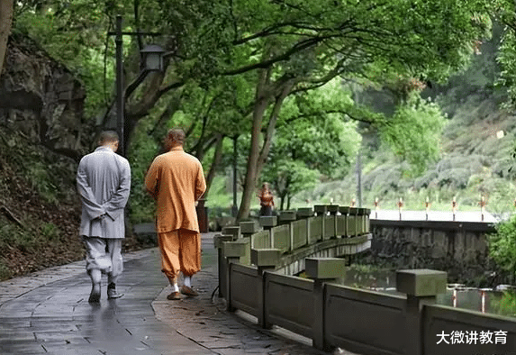 招聘|我佛怎么也挑学历啊！寺庙月薪万元招资料员，大学生评论笑不活了