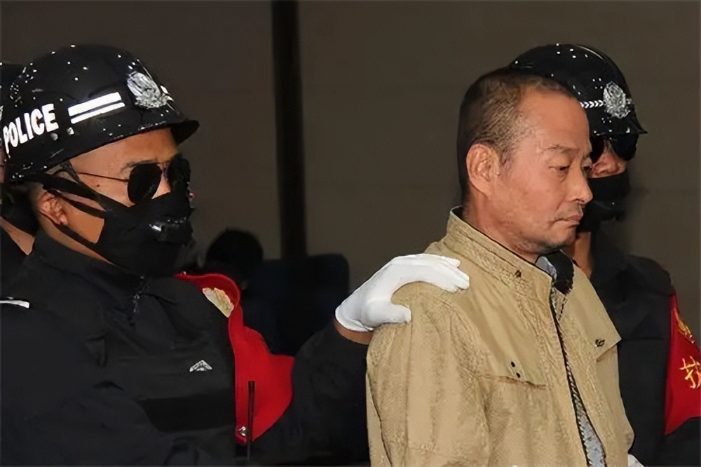 河南灭门案始末:邻居在家门口挂面镜子,男子将邻居一家八口灭门
