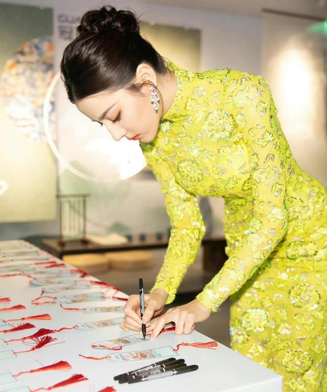 迪丽热巴|不愧是女娲炫技之作!迪丽热巴穿旗袍摇曳生姿,露背造型太惊艳