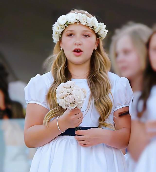 |贝克汉姆女儿10岁变多才艺美少女,化淡妆当哥哥婚礼伴娘出场好美