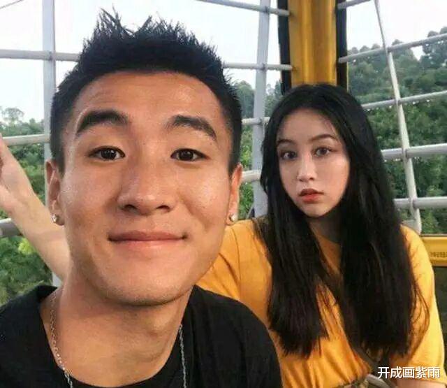 欧洲|韦世豪未婚妻三亚度假，露肩泳衣人淡如菊，闺蜜似水莲花不胜娇羞