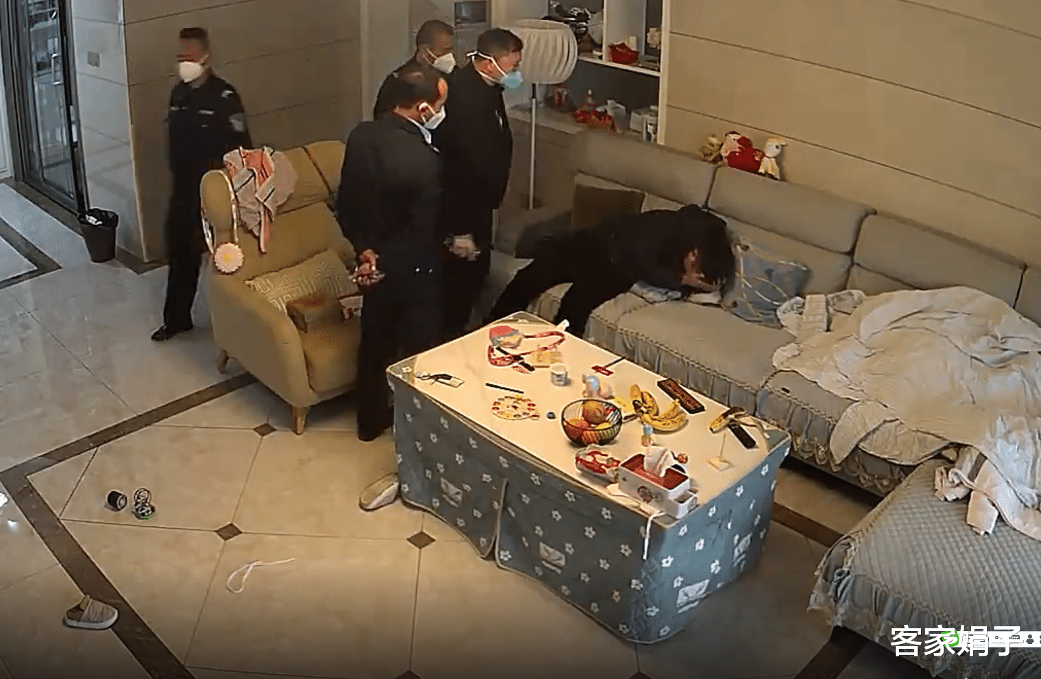 无法无天！湖南一男子在家竟被暴力掌掴？1岁男孩哭着看爸爸被打