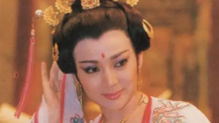 宋仲基|68岁冯宝宝罕露面，1个月痛失俩亲人显憔悴，晚年独自在国外生活