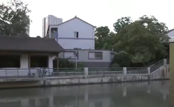 江苏常州,男子扔下76岁的老父亲投河了,留下一封打印的遗书,老父亲才发现,儿子竟然给一个女人转了66万块钱