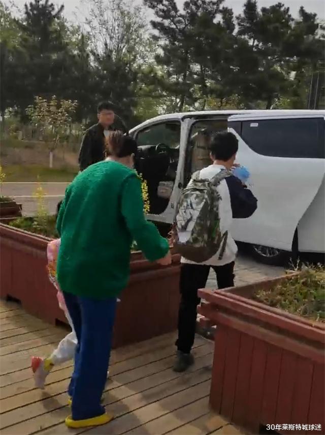 王楠|王楠家又大又豪华！女儿上学过客厅走半天，司机开百万商务车送她