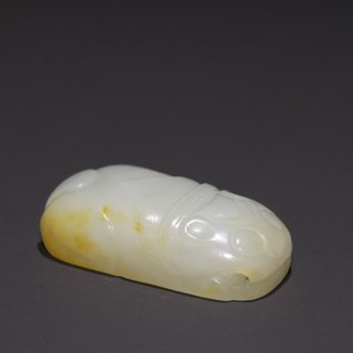 和田玉籽料|旧藏:和田玉籽料伏虎挂件。