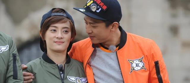 邓超孙俪夫妇拍戏被网友偶遇,超哥短裤配拖鞋,丝毫没有偶像包袱