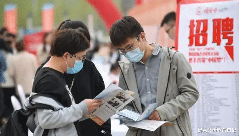 蓝洞|老母亲的犀利吐槽：毕业三个月，我发现我儿子成了传说中的赔钱货