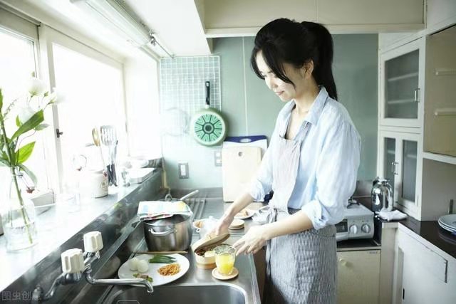45岁保姆有偿陪伴,满足了雇主需要,丈夫了解后要求老婆辞职