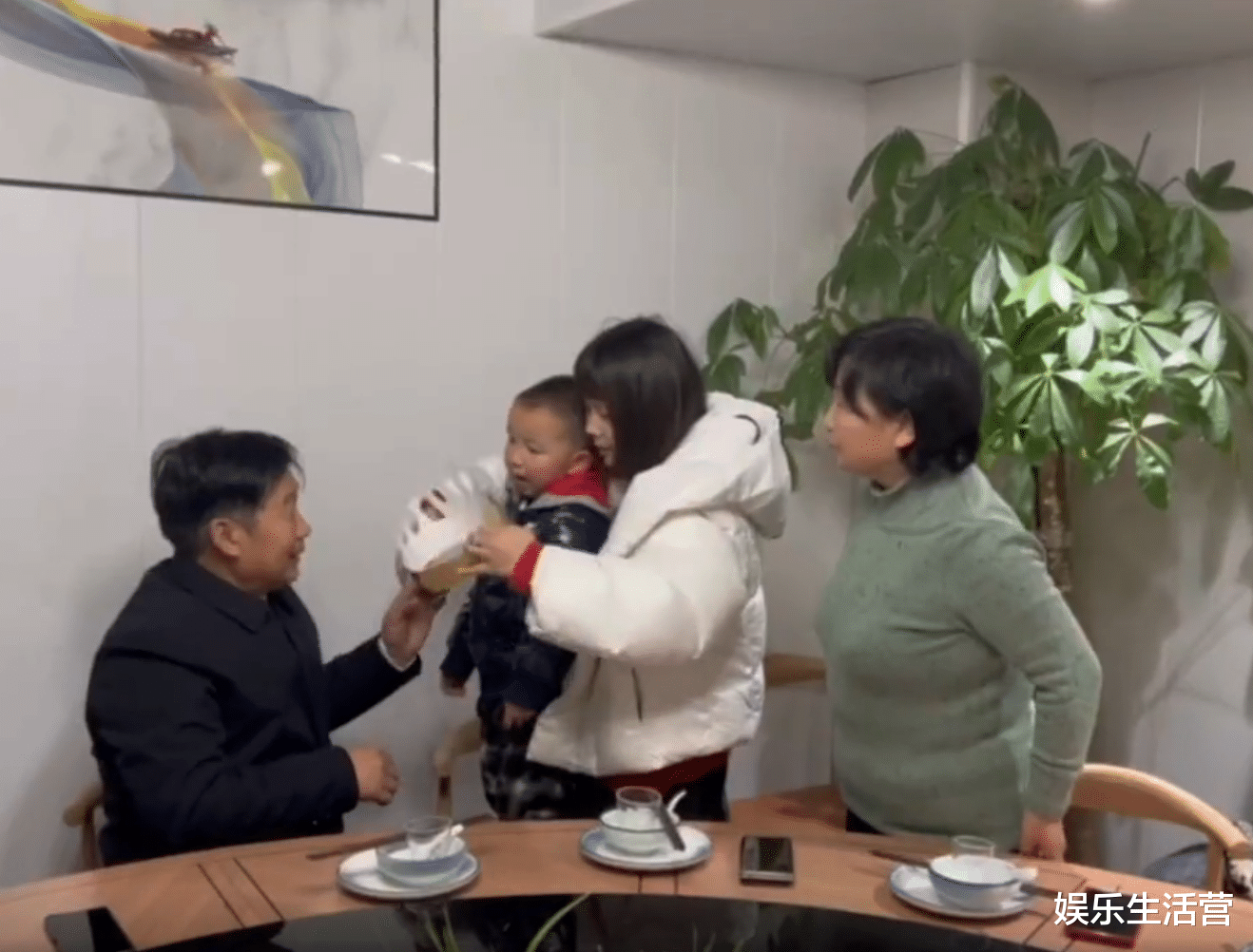 王一博|田静在直播间被骂哭,熊磊直播却和杜新枝笑,人类的悲欢并不相通