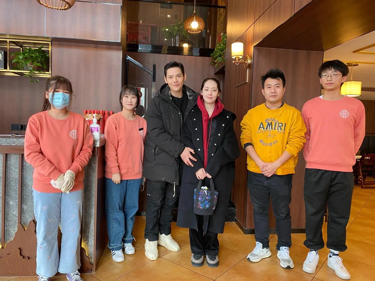 郭碧婷|偶遇向佐一家三口用餐，郭碧婷素颜状态超好，但发际线有后移迹象