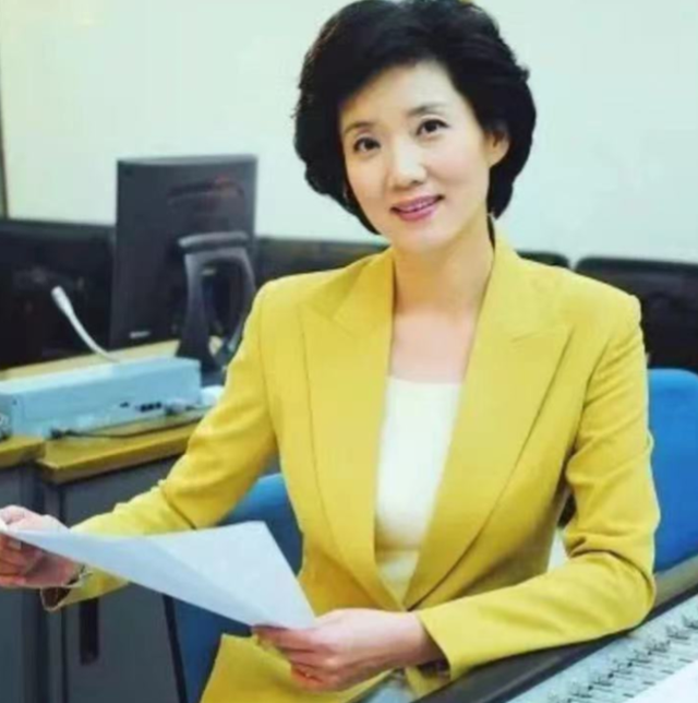 央视|“央视主播”李修平:42岁再婚娶大10岁丈夫,至今没有孩子