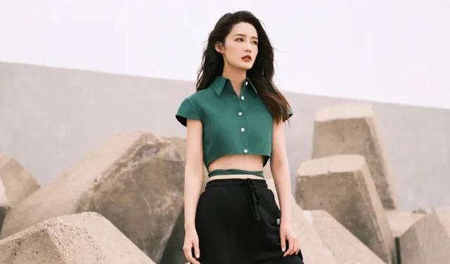 李沁|李沁绿衣写真露出白皙小蛮腰！身材曼妙冷艳酷飒太美了