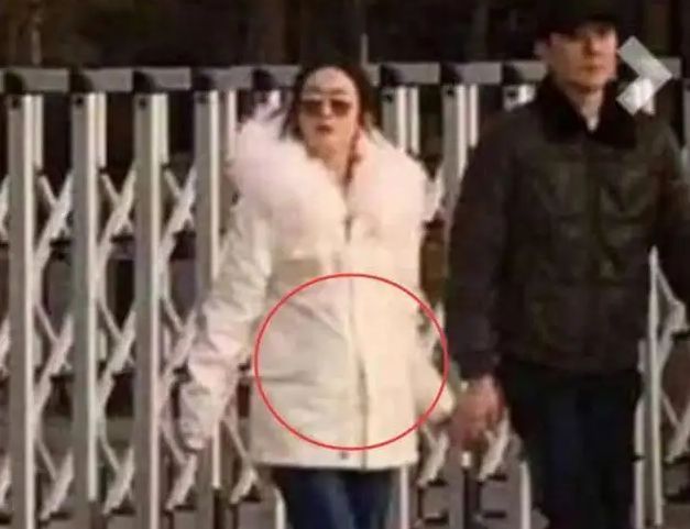 卓伟|资深狗仔卓伟宣布回归,回顾他拍到过的战绩,放到现在都是大瓜